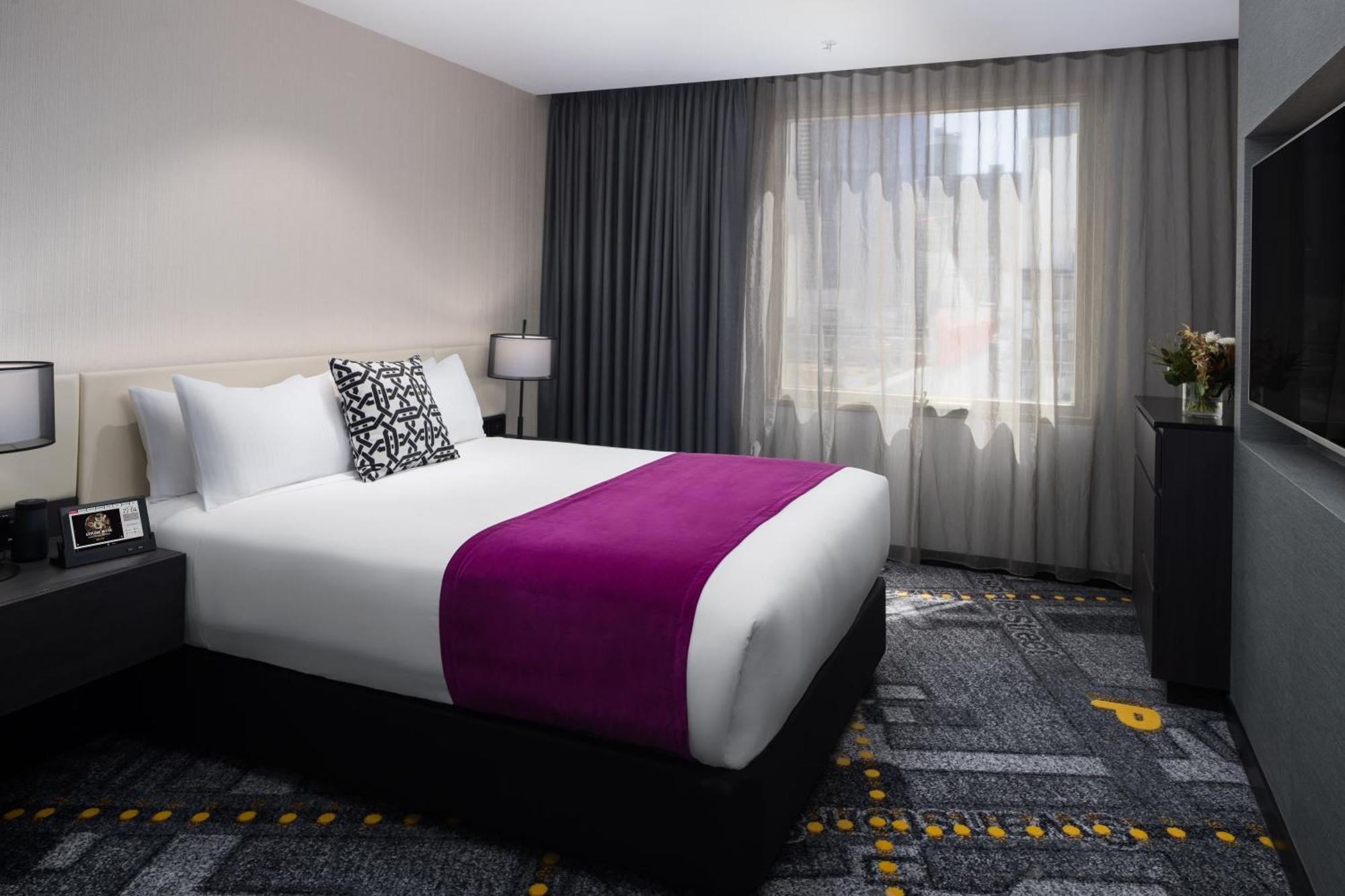 فندق بولمان ميلبورن أون سوانستون ملبورن المظهر الخارجي الصورة A bedroom at the hotel