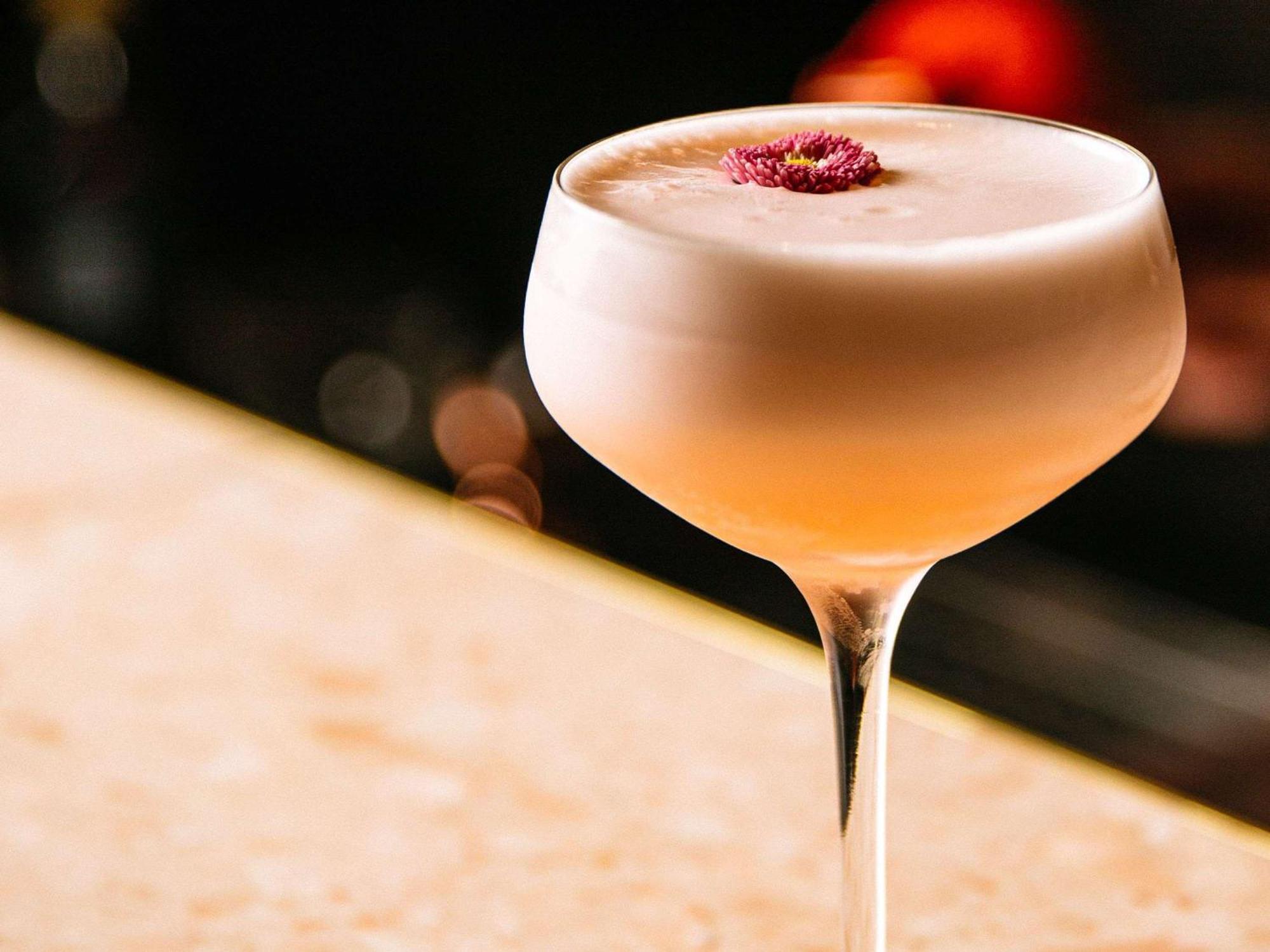فندق بولمان ميلبورن أون سوانستون ملبورن المظهر الخارجي الصورة A Clover Club cocktail