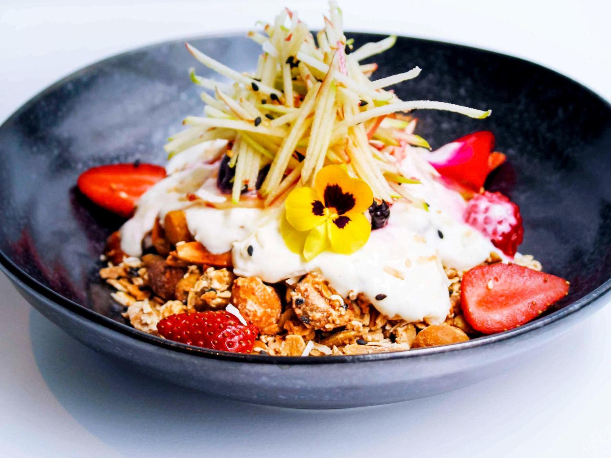 فندق بولمان ميلبورن أون سوانستون ملبورن المظهر الخارجي الصورة Muesli with yoghurt and fruit