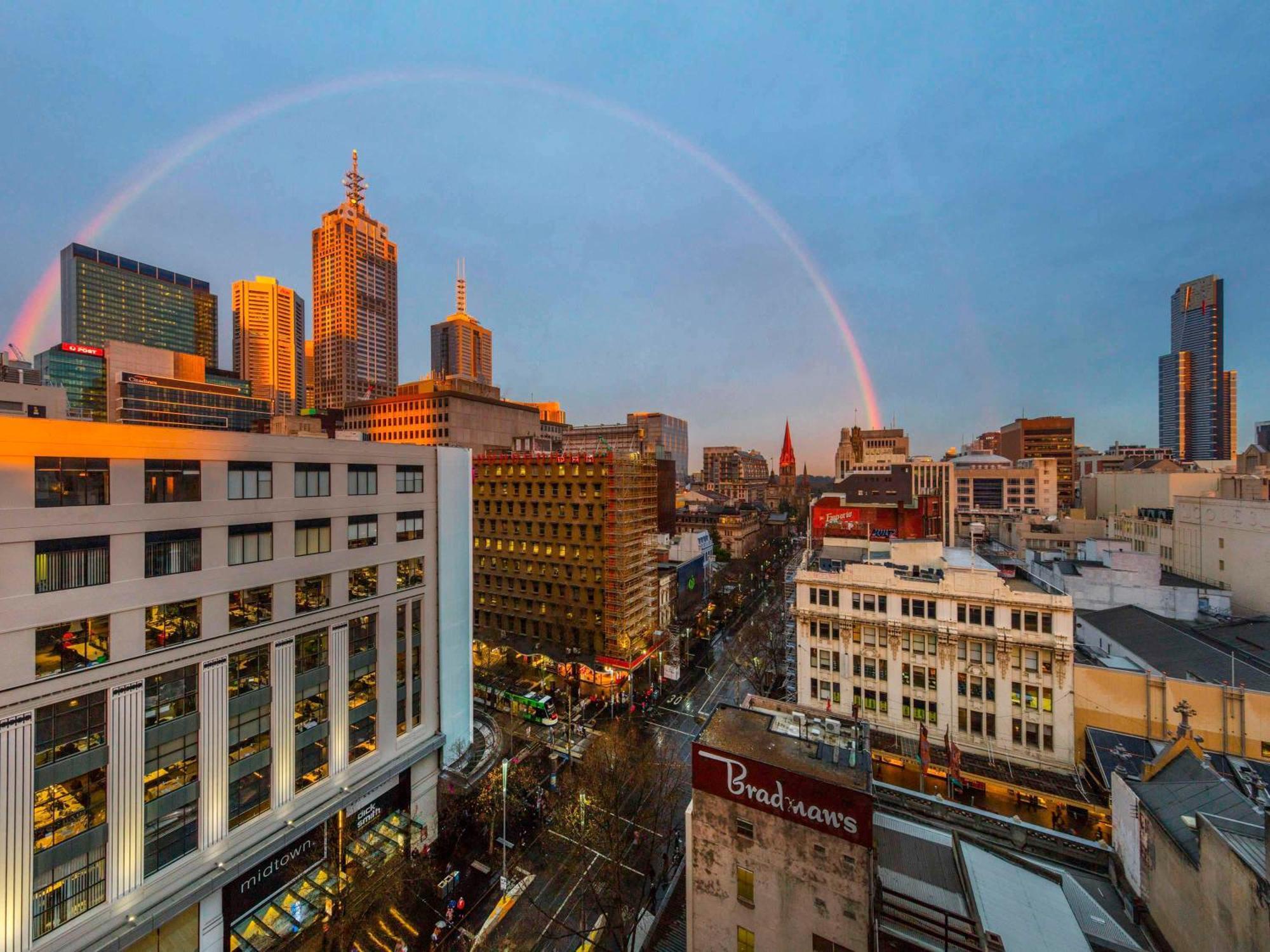 فندق بولمان ميلبورن أون سوانستون ملبورن المظهر الخارجي الصورة A double rainbow over Melbourne, Australia