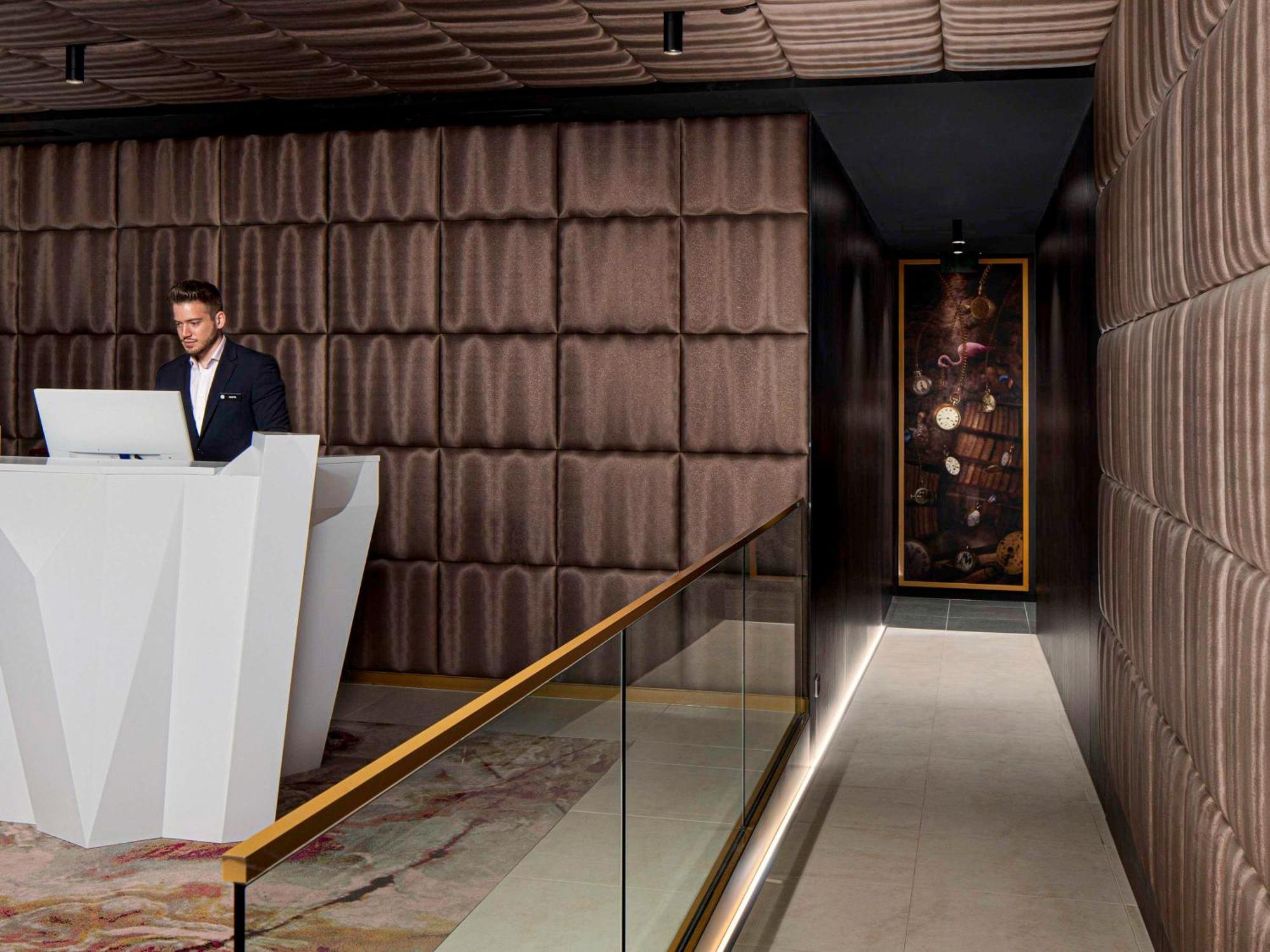 فندق بولمان ميلبورن أون سوانستون ملبورن المظهر الخارجي الصورة The entrance to the hotel's private elevator