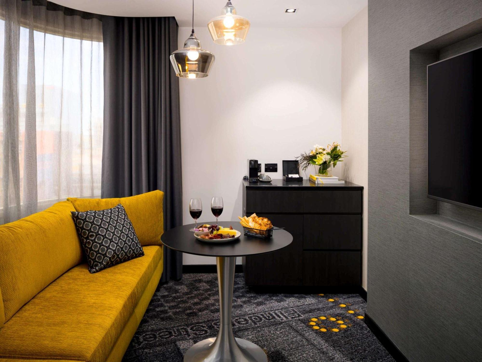 فندق بولمان ميلبورن أون سوانستون ملبورن المظهر الخارجي الصورة A suite at the hotel