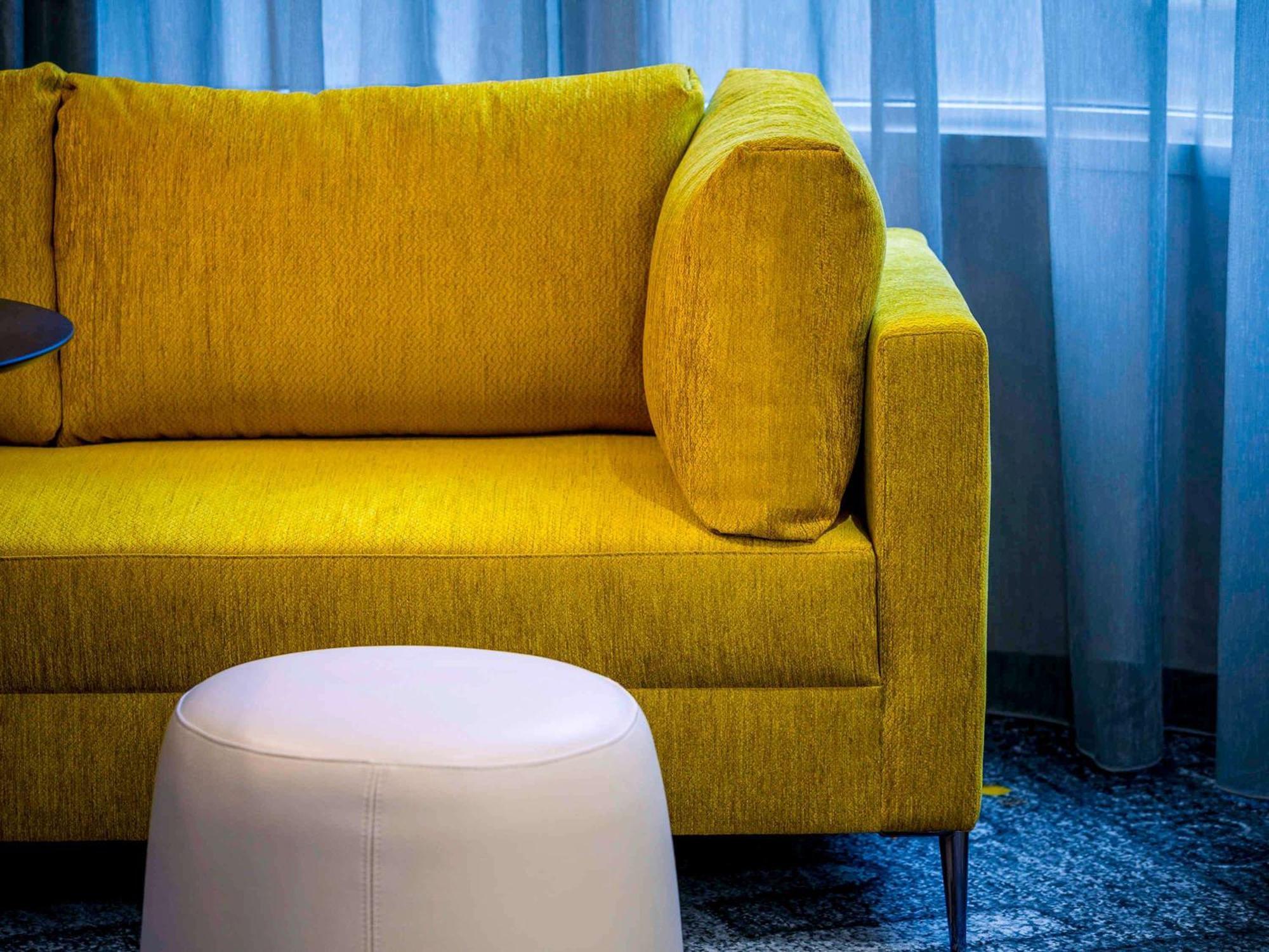 فندق بولمان ميلبورن أون سوانستون ملبورن المظهر الخارجي الصورة A sofa