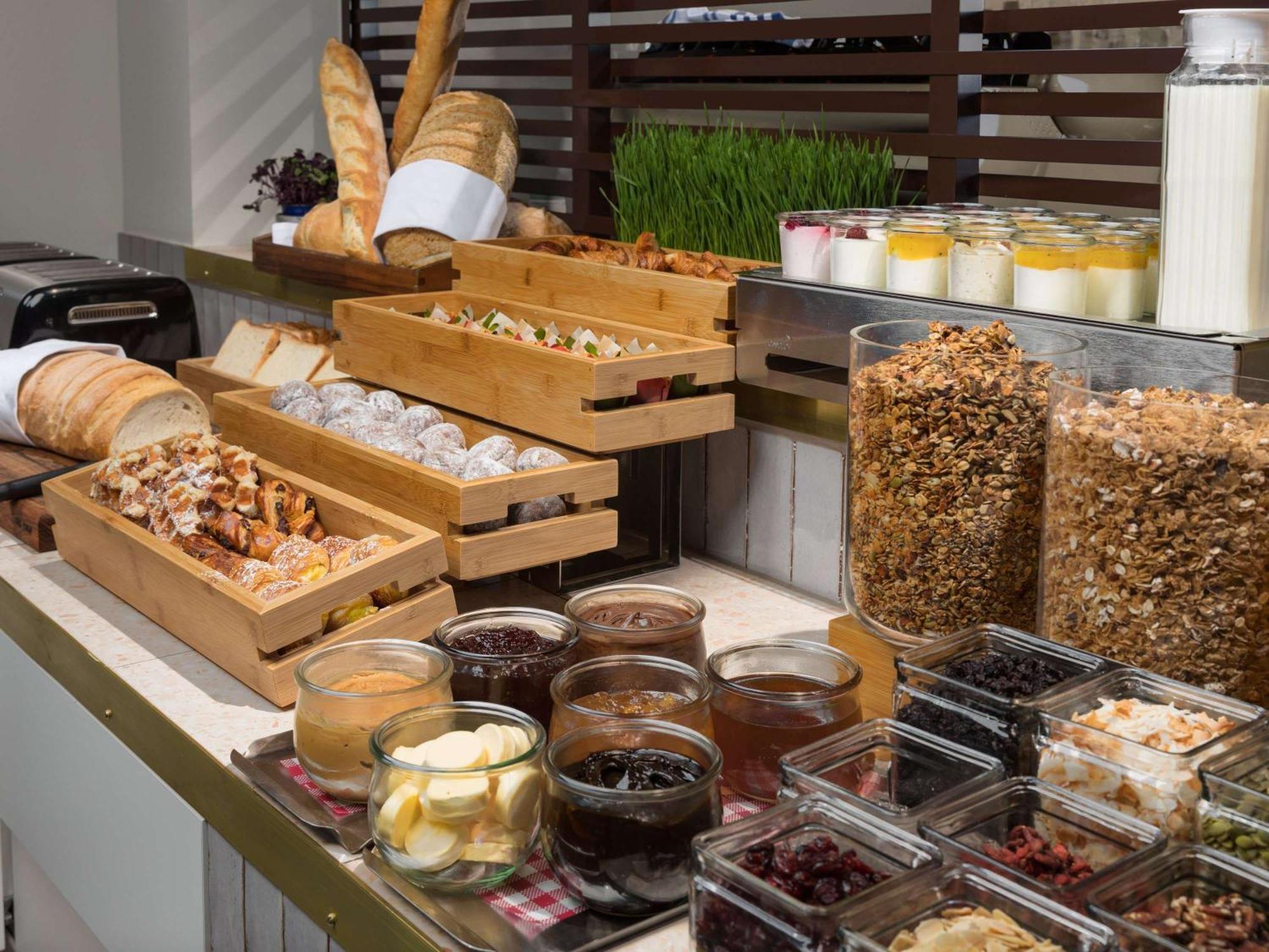فندق بولمان ميلبورن أون سوانستون ملبورن المظهر الخارجي الصورة A breakfast buffet