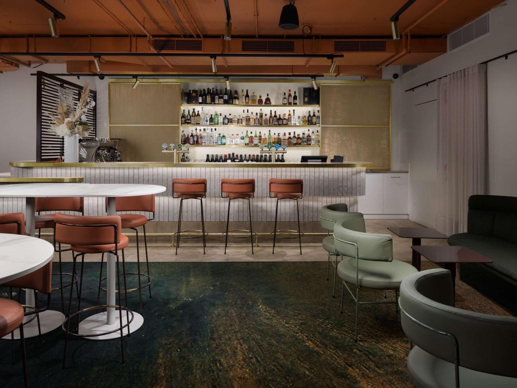 فندق بولمان ميلبورن أون سوانستون ملبورن المظهر الخارجي الصورة The bar at the 2018 edition of the London Design Festival