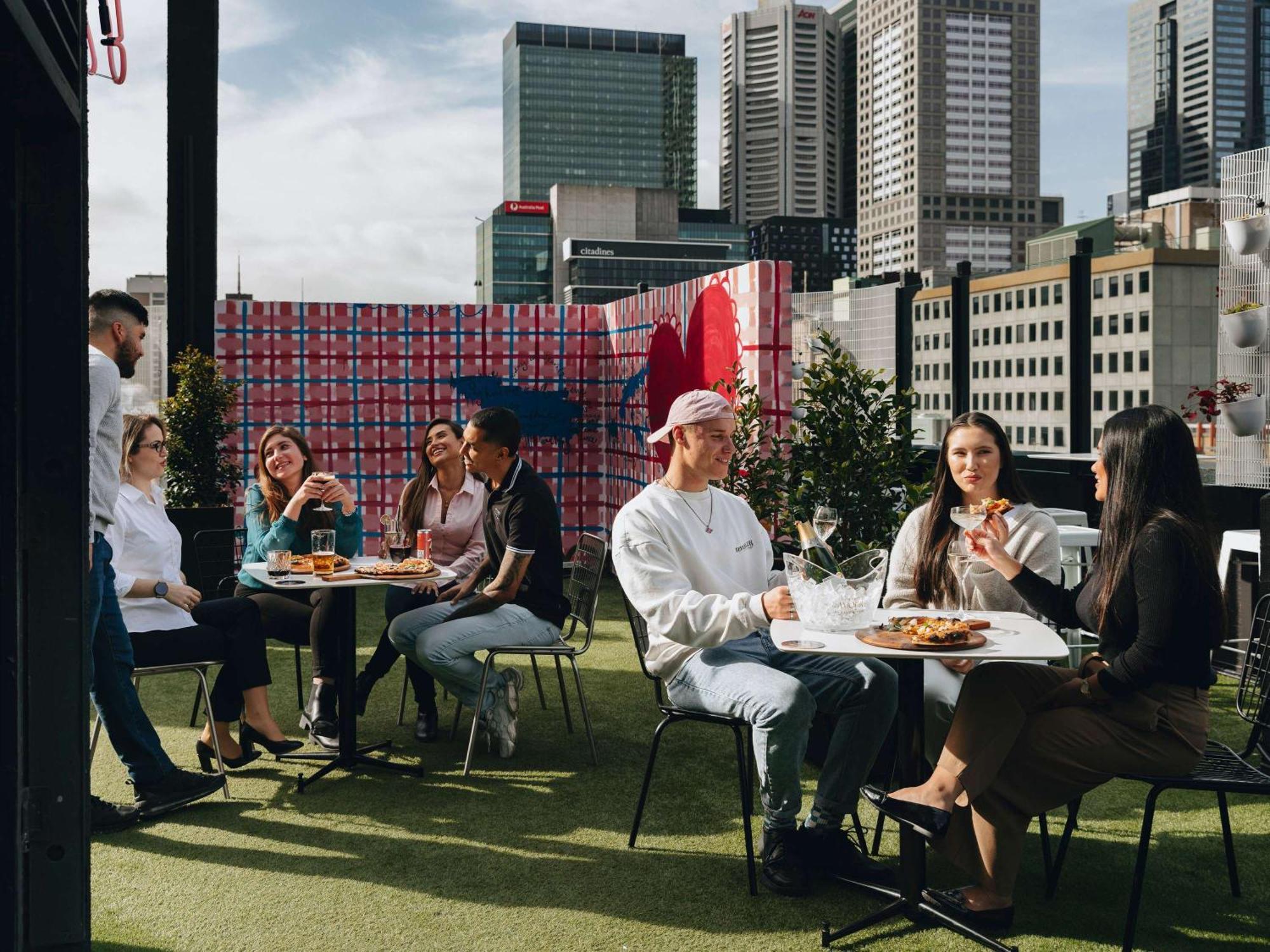 فندق بولمان ميلبورن أون سوانستون ملبورن المظهر الخارجي الصورة Rooftop bar in Melbourne, Australia