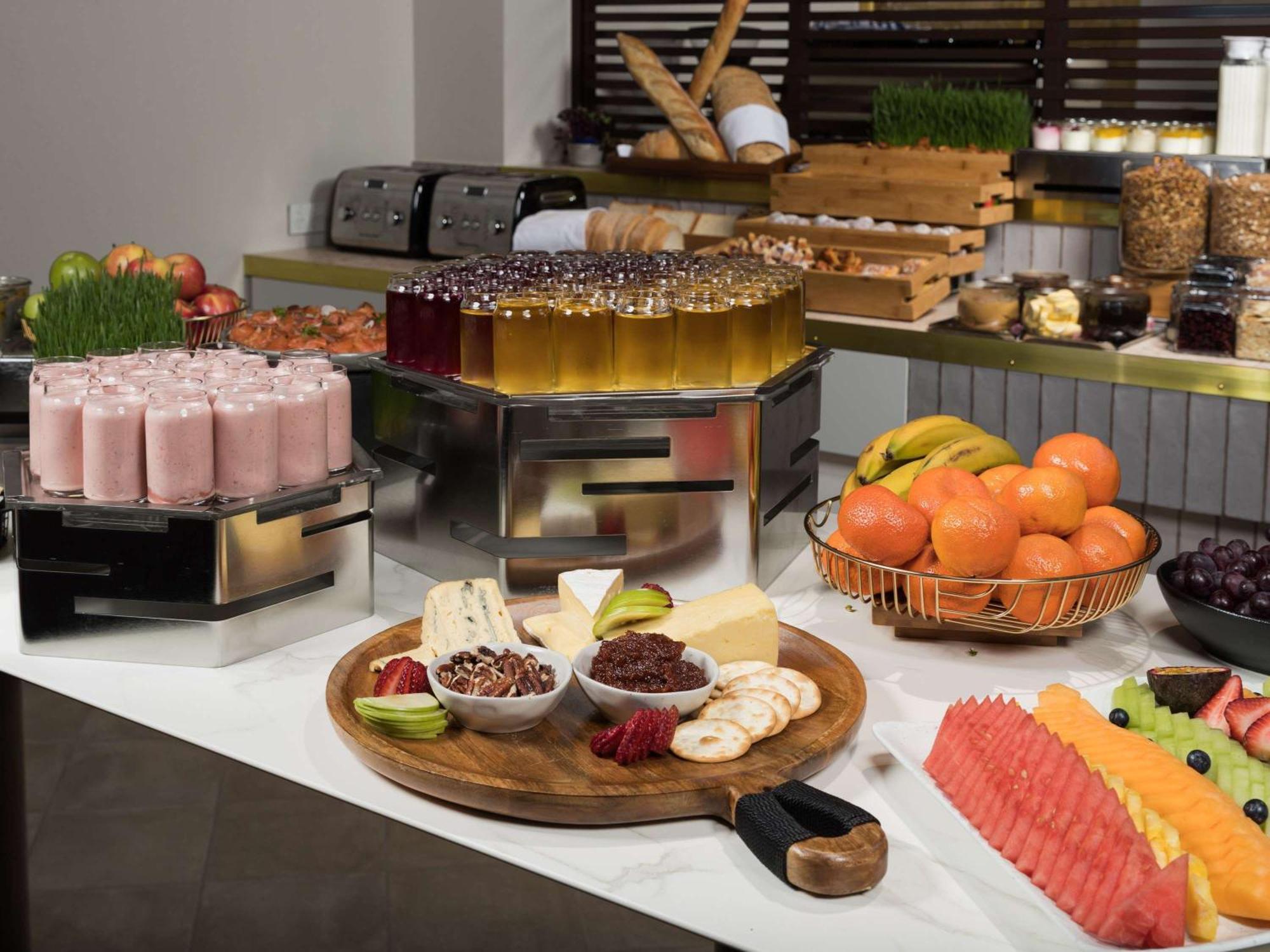 فندق بولمان ميلبورن أون سوانستون ملبورن المظهر الخارجي الصورة A buffet at a hotel