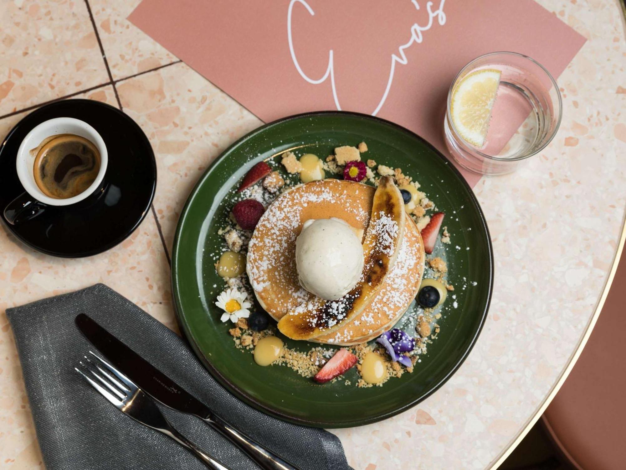 فندق بولمان ميلبورن أون سوانستون ملبورن المظهر الخارجي الصورة A plate of pancakes