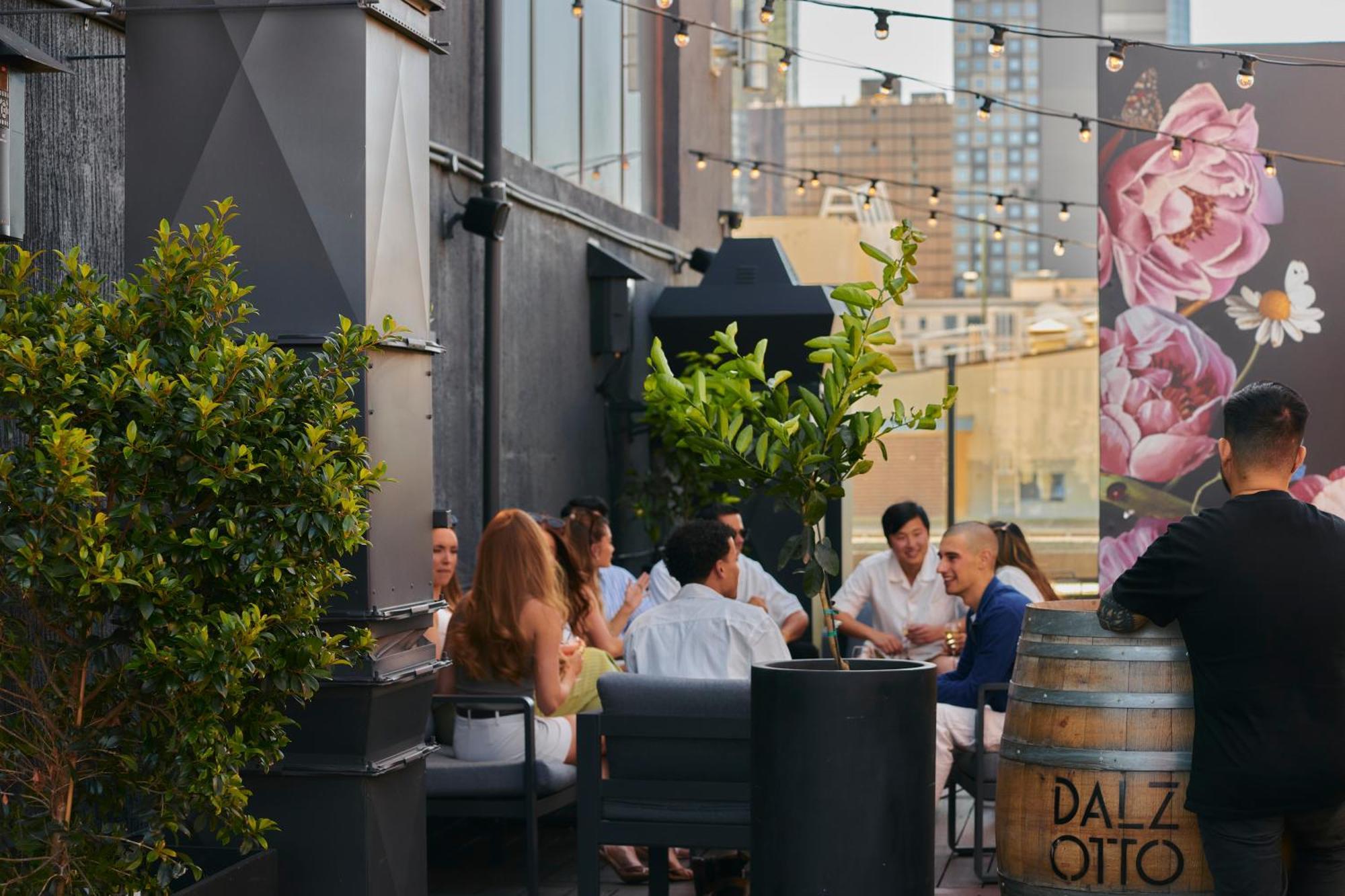 فندق بولمان ميلبورن أون سوانستون ملبورن المظهر الخارجي الصورة The rooftop bar at the Hotel Indigo